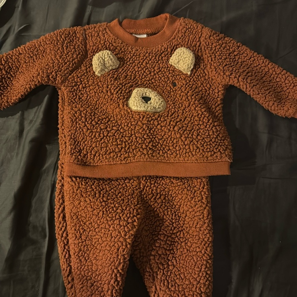 Carters teddy bear top and bottoms 
Brown 
3 months